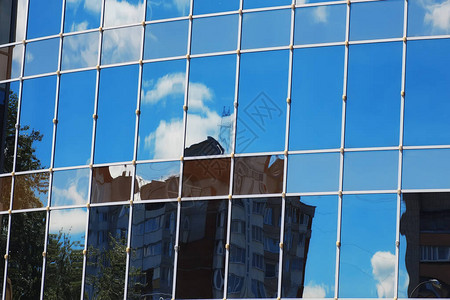 玻璃办公楼反射天空云图片