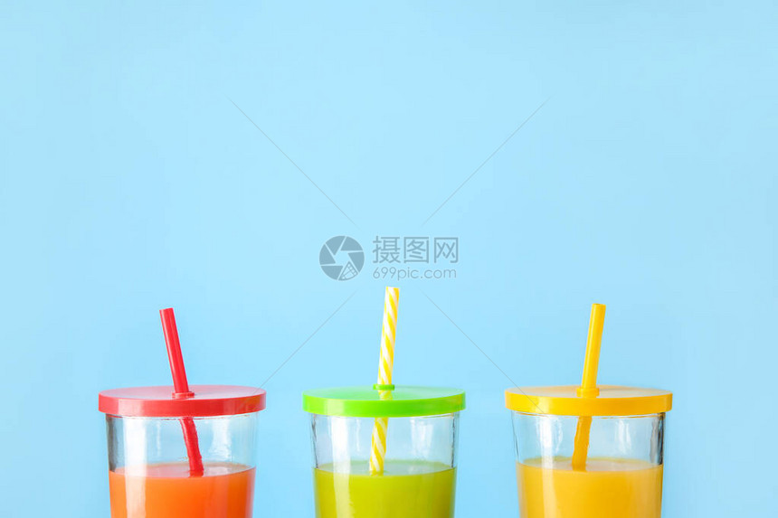 彩色背景上的新鲜果汁杯图片