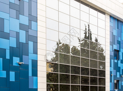一栋蓝色和白色的砖瓦建筑玻璃背景图片