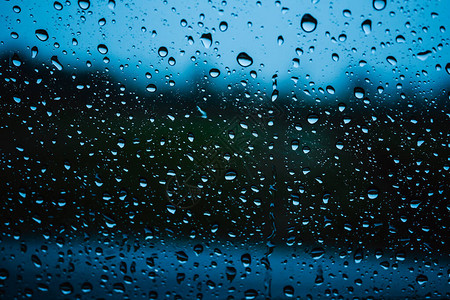 在雨季关闭玻璃车上的雨滴图片