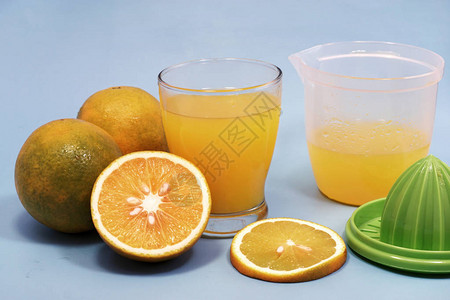 在玻璃和橙子切片中鲜红的橘子汁图片