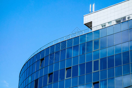 与云彩天空反射的玻璃墙壁门面现代城市建筑背景摩天大楼商务中心银行或市中心的酒店玻璃状背景图片