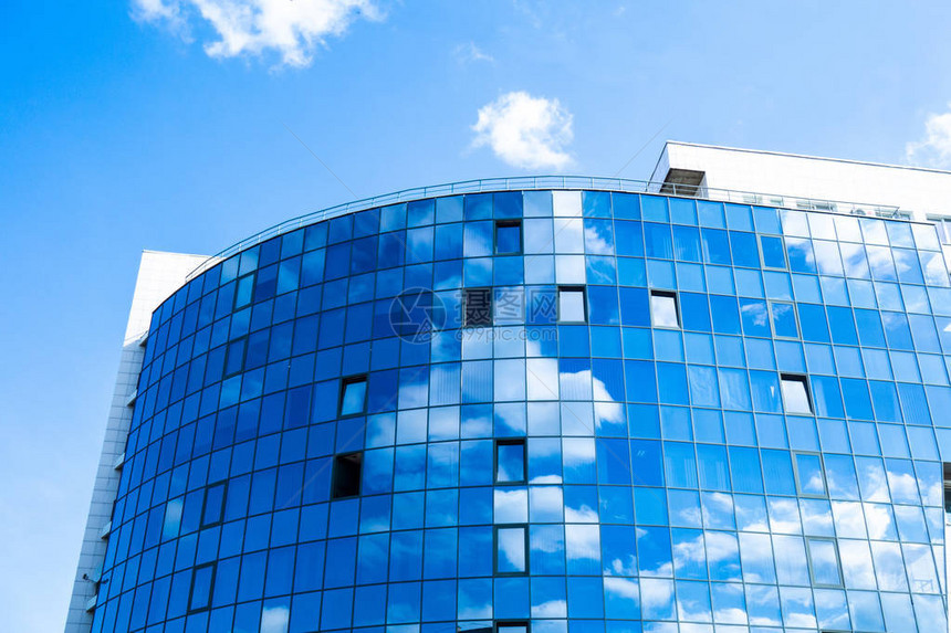 与云彩天空反射的玻璃墙壁门面现代城市建筑背景摩天大楼商务中心银行或市中心的酒店玻璃状图片