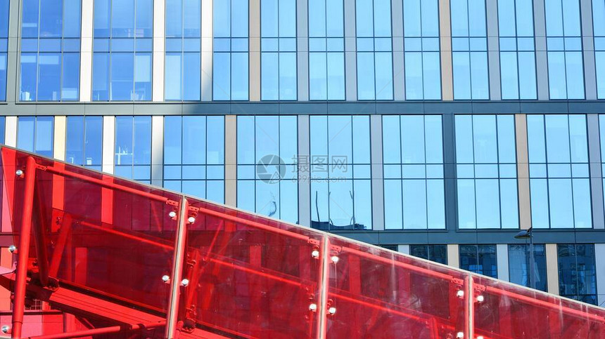 现代建筑在蓝天的玻璃门面企业理念现代图片