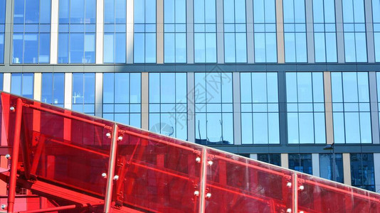 现代建筑在蓝天的玻璃门面企业理念现代图片