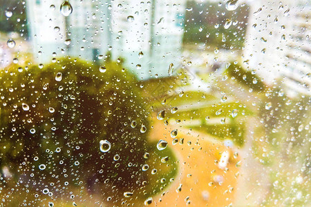 水滴玻璃上的雨滴和落图片