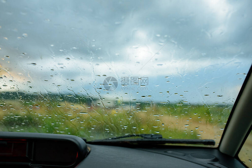 汽车挡风玻璃上的雨滴图片