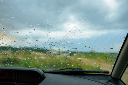 汽车挡风玻璃上的雨滴图片