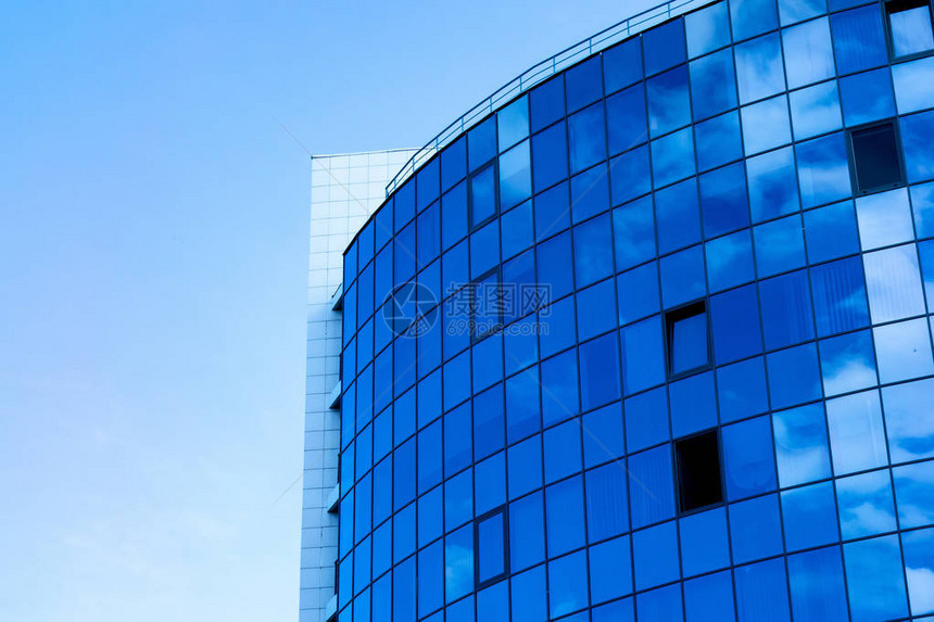 与云彩天空反射的玻璃墙壁门面现代城市建筑背景摩天大楼商务中心银行或市中心的酒店玻璃状图片