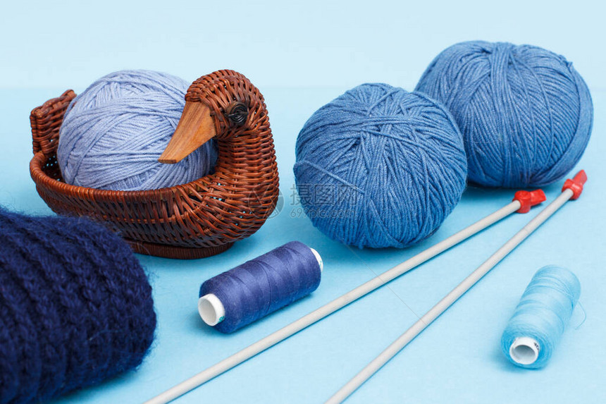编织线球金属编织针头线条和蓝底篮图片