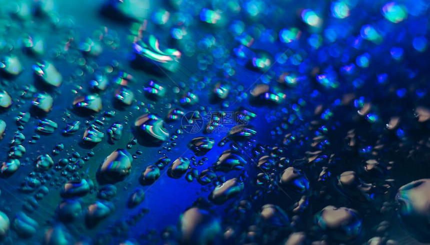 关闭了全息效果的美丽抽象幻蓝色光水滴图片
