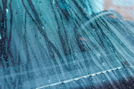 雨后汽车玻璃窗上的水滴图片