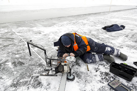 一座冰锯木厂在极端条件下以低温和极低温度修复冰冻湖高清图片