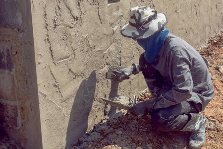 建筑工人使用水泥石膏在建背景图片