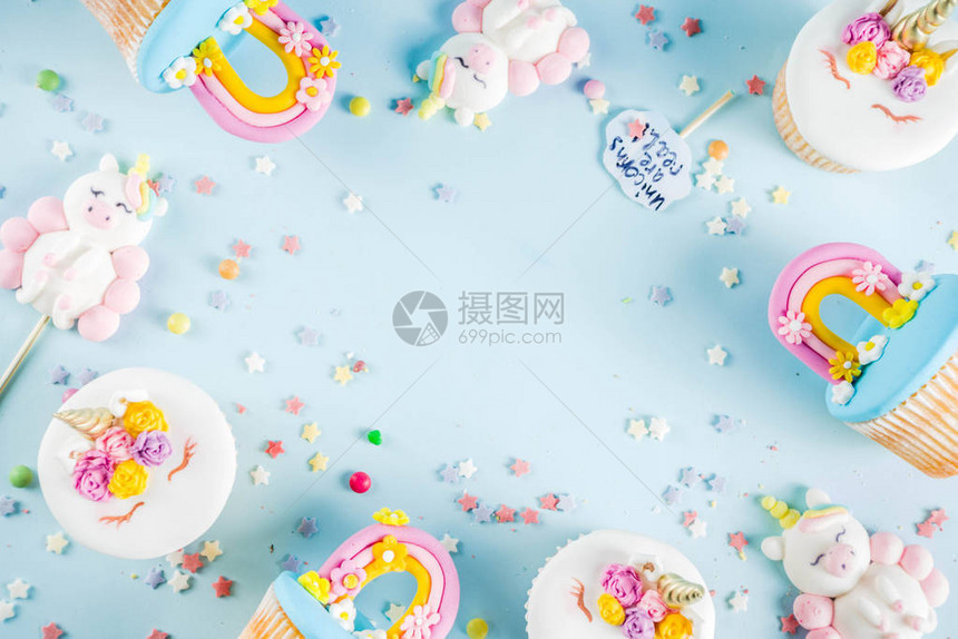 可爱独角兽和彩虹纸杯蛋糕浅蓝色背图片
