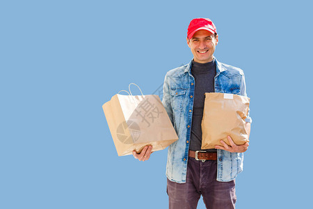 戴面罩和手套的送货员带新鲜食物到客户家图片
