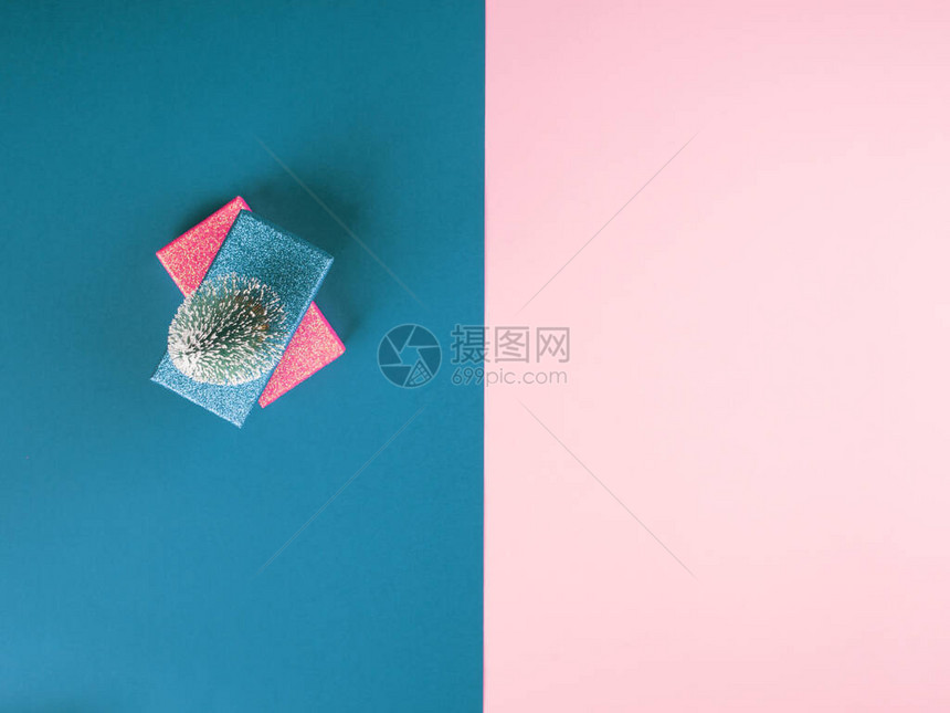 粉红色和AIAqua2021年潮流色彩分红的Duotone背景上的闪亮礼物盒图片