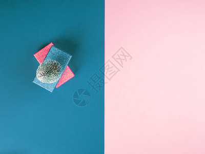 粉红色和AIAqua2021年潮流色彩分红的Duotone背景上的闪亮礼物盒背景图片