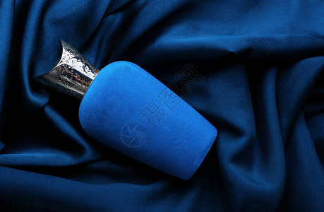 蓝色背景中的蓝色香水瓶图片