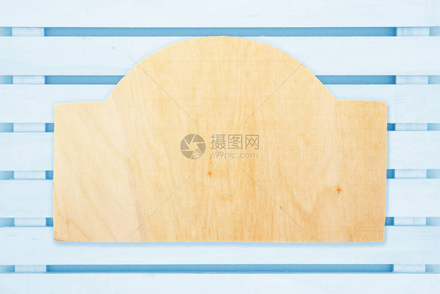 浅蓝色木板布局背景的木头符号图片
