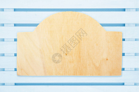 浅蓝色木板布局背景的木头符号图片