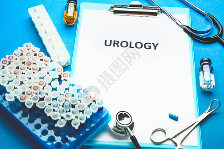 带有文字UROLOGY听诊器药物和彩色背景测图片