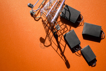 带纸袋的平躺购物车黑色星期五鲜艳的橙色交货快互联网商务极简主义风格图片