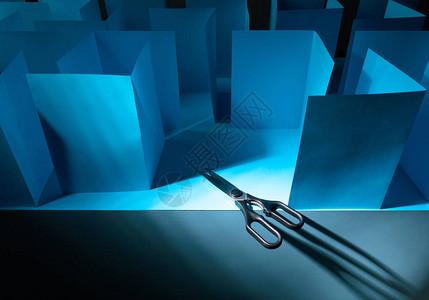 蓝纸迷宫中的剪刀官僚主背景图片