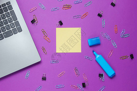 最起码的办公室生命笔记本电脑文具纸片感知小笔备忘纸在紫色背景上图片