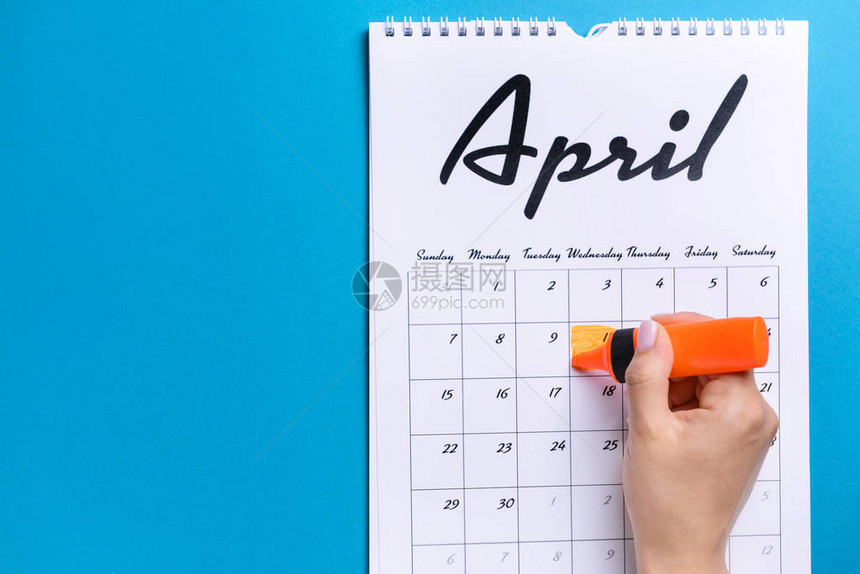彩色背景日历中女标记日期图片