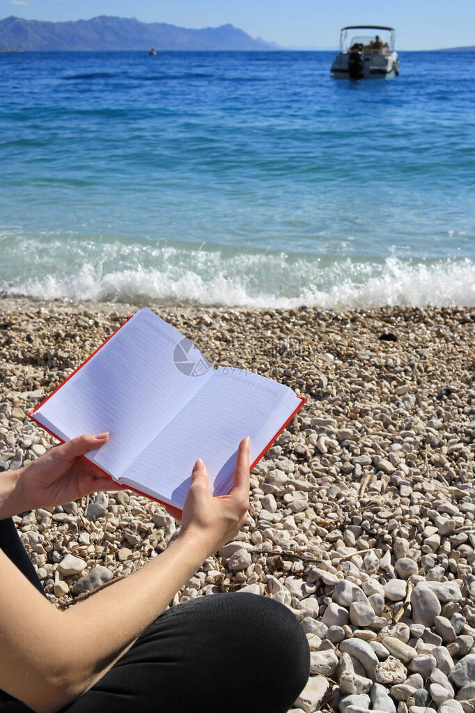 一个年轻漂亮的女孩正在海边滩图片
