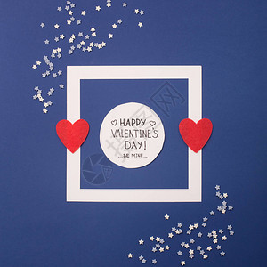 情人节快乐卡与经典蓝色背景上的小星和红心假期时间概念样机图片