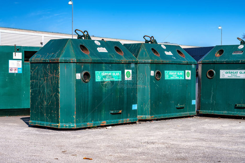 大型公共回收绿色金属容器在停车场的特写照片图片