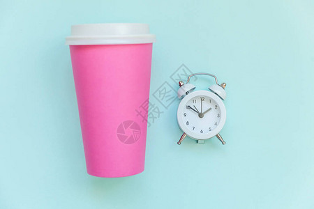 平面设计粉红色纸咖啡杯和闹钟图片