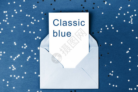 蓝色信封中的空白卡蓝底色装饰用彩虹纸图片