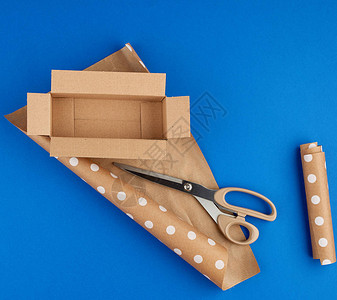 空纸板棕色盒包装纸卷和剪刀礼图片
