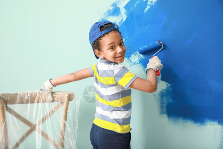在房间里画墙的非洲裔美国小男孩图片