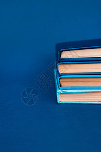 带有复制空间的蓝色背景明亮书籍背景图片