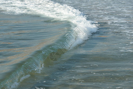 海水海边有波动浪和白泡图片