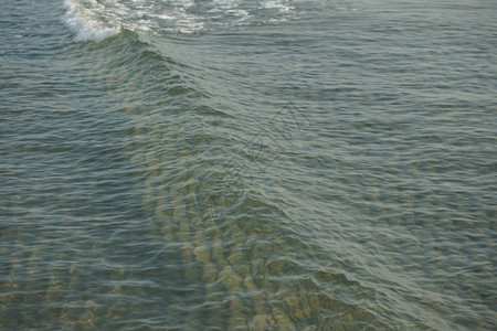 海水背景蓝色的海滨上小型清海岸波浪图片