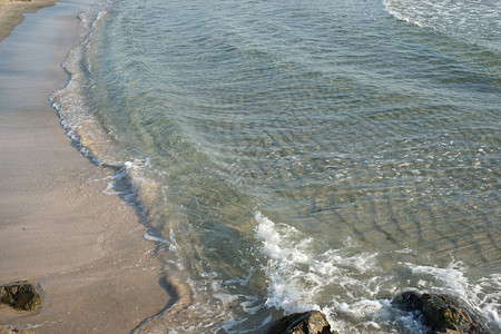 海清澈的海水沙滩背景上的波浪图片
