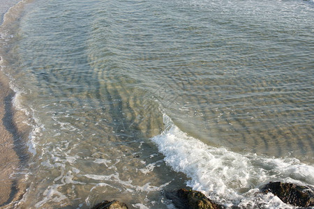 阳光明媚的一天海水清澈海图片