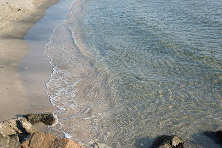 海清澈的海水沙滩背景上的波浪图片