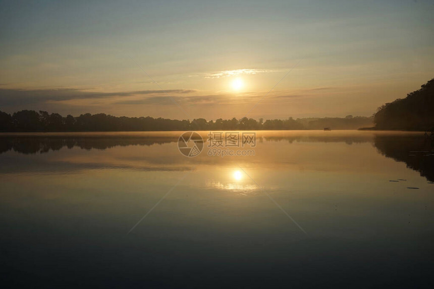 梅克伦堡湖区Paelitzsee湖的晨雾图片