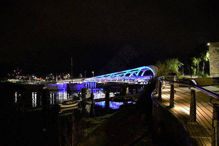 照亮起重桥在晚上的照片加拿大图片
