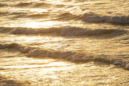 日出时美丽的海浪图片