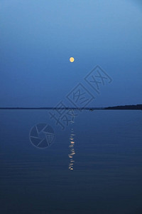 塞利格湖上的沿海月光图片