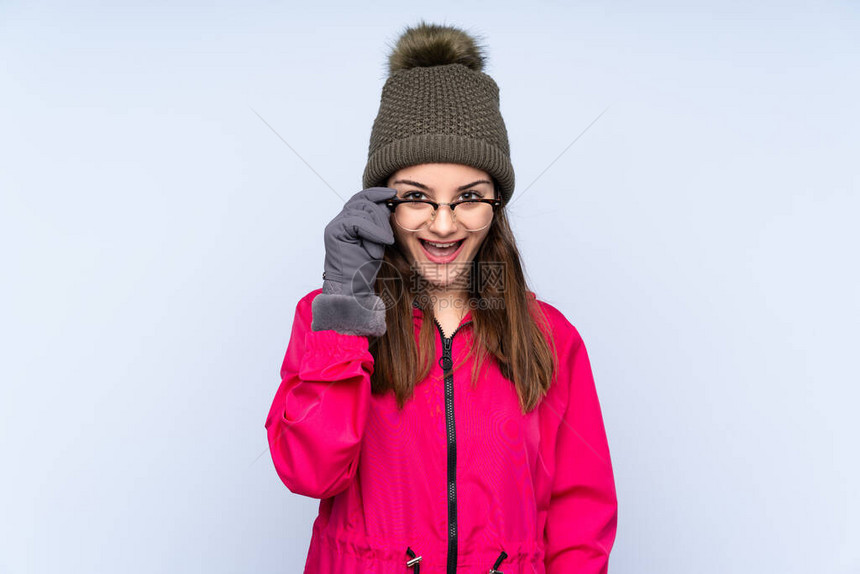 带着冬帽的年轻女孩在蓝色与世隔图片