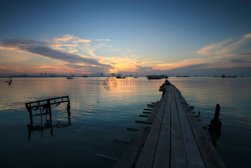 日出时分在乔治敦彭江东南亚的坦图片