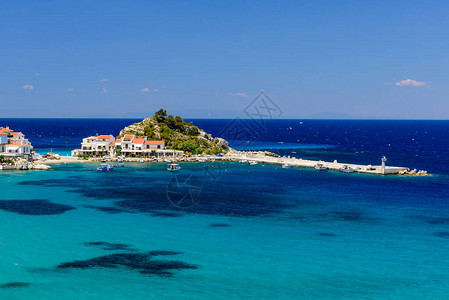 希腊萨莫斯岛Kokkari村蓝色水的Picturesq图片